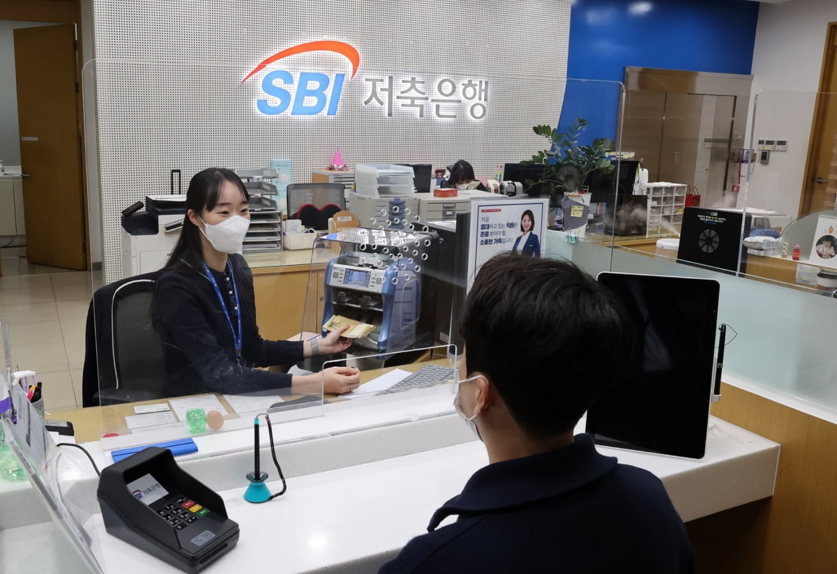 "주4일 일하세요"…SBI저축은행 업계최초 시범 도입