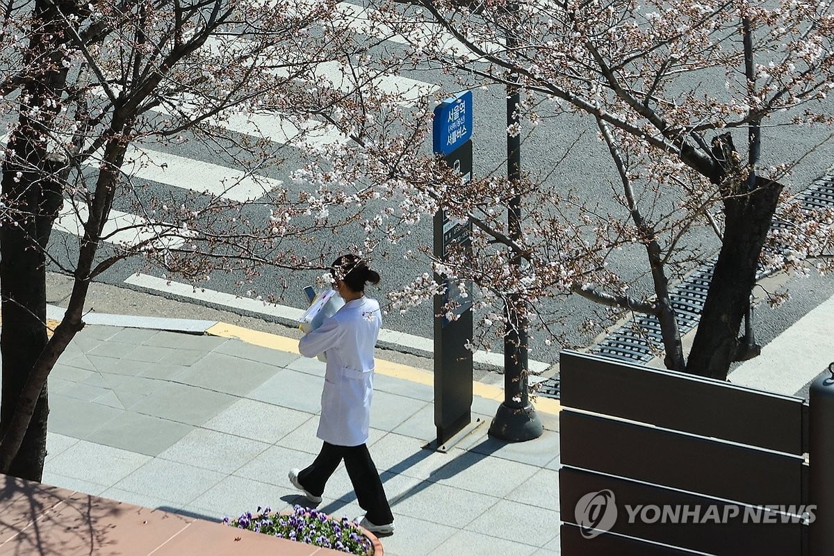 오늘부터 병원교수·개원의 단축진료…환자 불안 가중