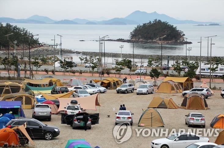 '캠핑족' 폭증…야영장 3,700여개 '사상 최대'