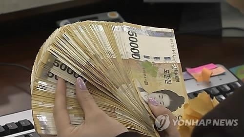 마트에 놓고간 1,300만원…직원 덕에 되찾아