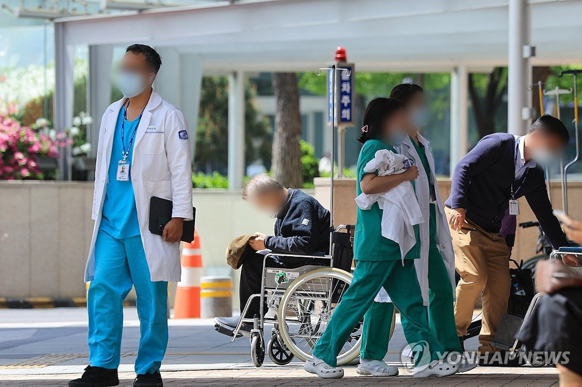 '증원폭 자율조정'에도 전공의들 "안 돌아간다"