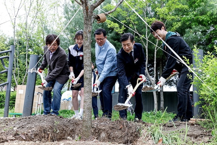 SCL그룹, 서초구와 함께 '나무심기 환경 캠페인' 행사 참여