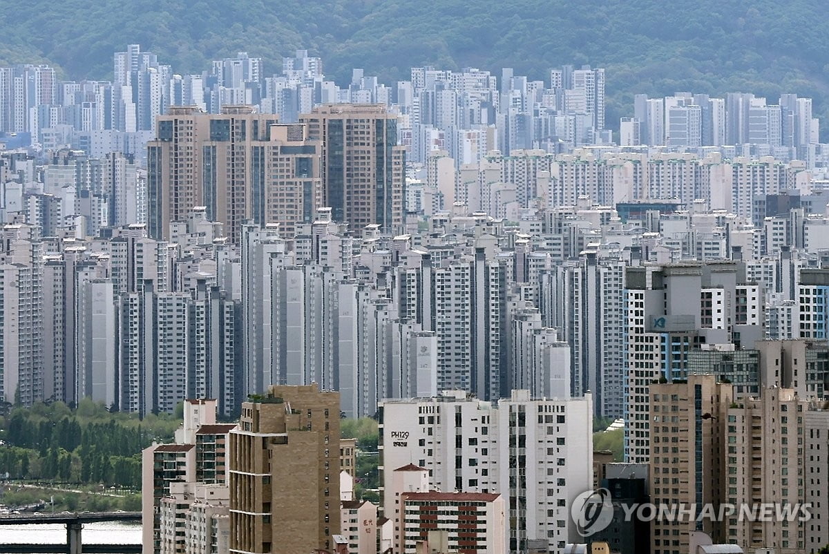 반토막 난 주택 착공...'공급절벽 어쩌나'