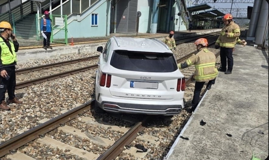 갑자기 기차역 선로에 SUV '쿵'…"급발진" 주장