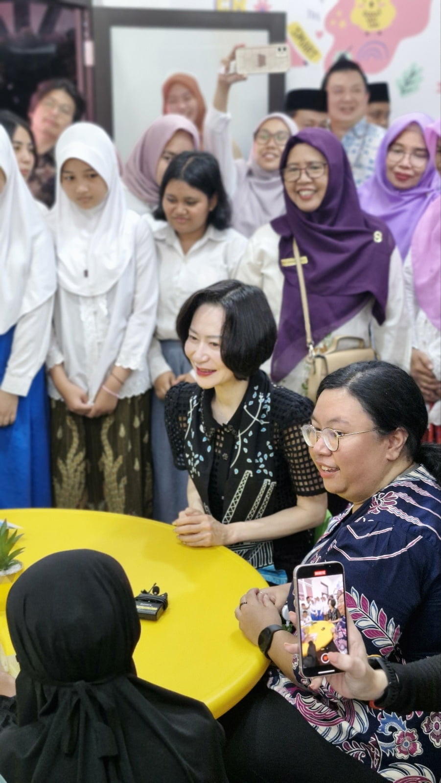 행사후 관계자들과 담소 중인 장혜선 이사장(중앙)