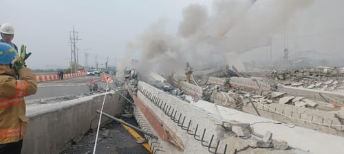 시흥 고가차로 공사장서 교량 상판 붕괴…7명 부상