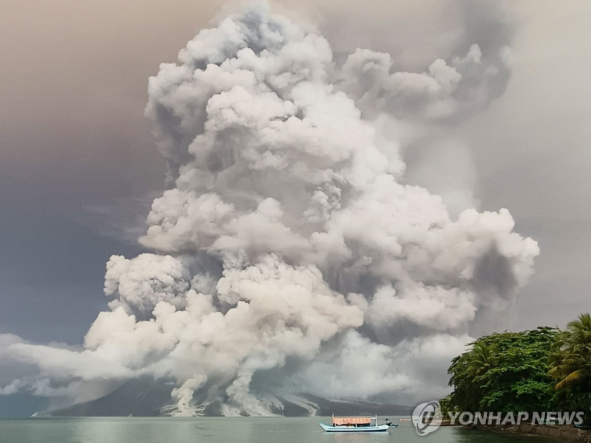 화산재 기둥 5㎞ 치솟아…인니 루앙 화산 또 폭발