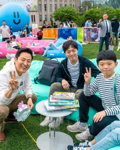 청계천에서 '물멍·책멍'...오세훈 서울시장, 어린이들과 '찰칵'