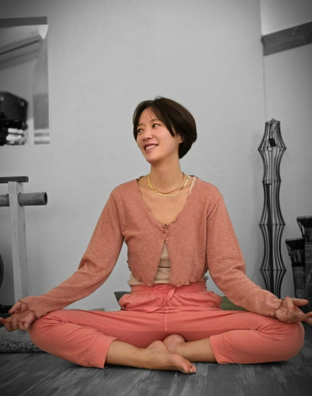 Hwang Jung-eum in lotus position, premiere amid divorce proceedings