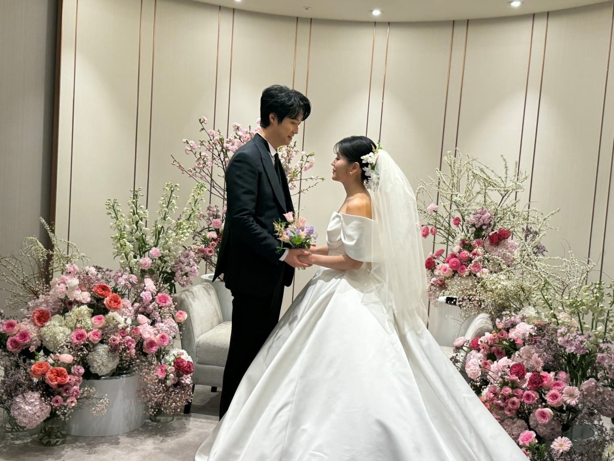Photos from Lee Soo-min and Won Hyeok's wedding were revealed