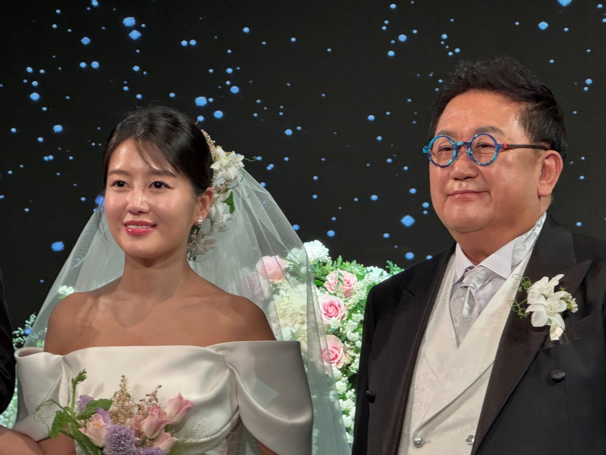 Photos from Lee Soo-min and Won Hyeok's wedding were revealed