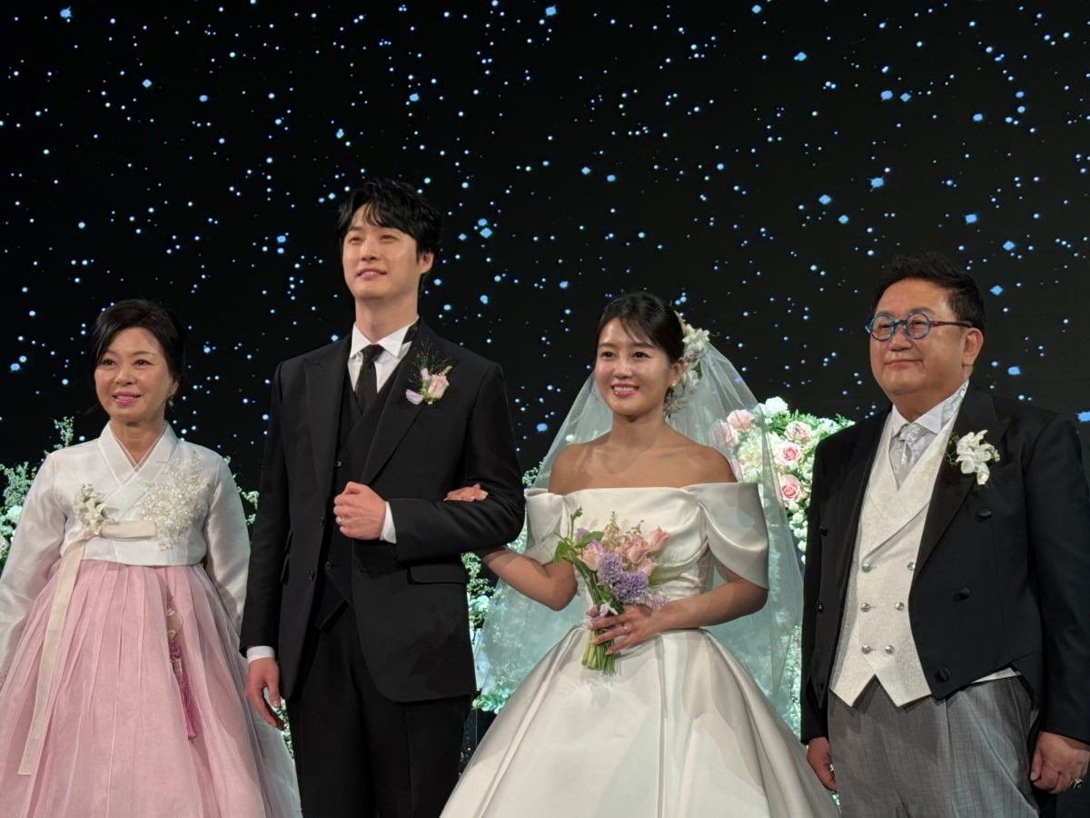 Photos from Lee Soo-min and Won Hyeok's wedding were revealed