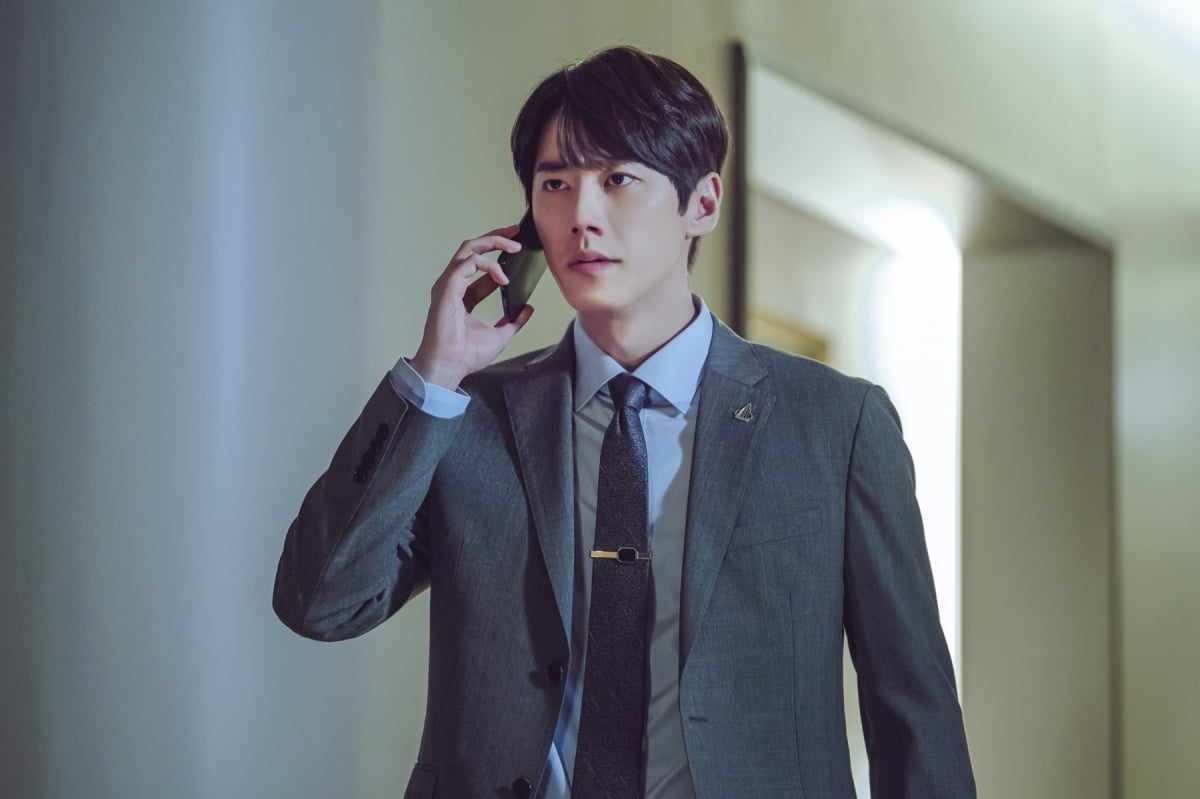 Lee Jun-young is showing off his three-dimensional acting in 'Royal Roader'