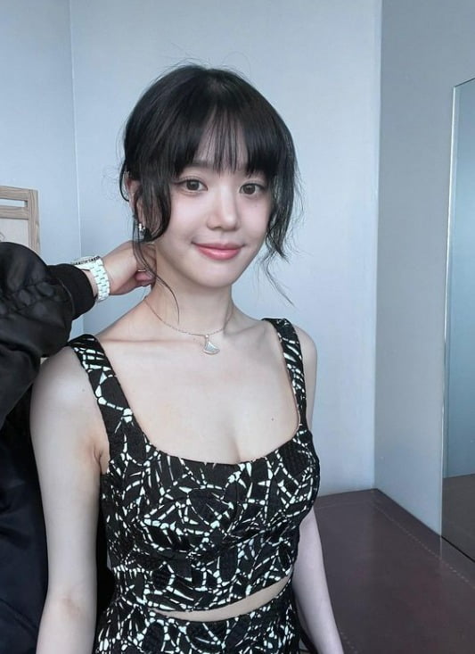 Yubi Lee shows off her glamorous body