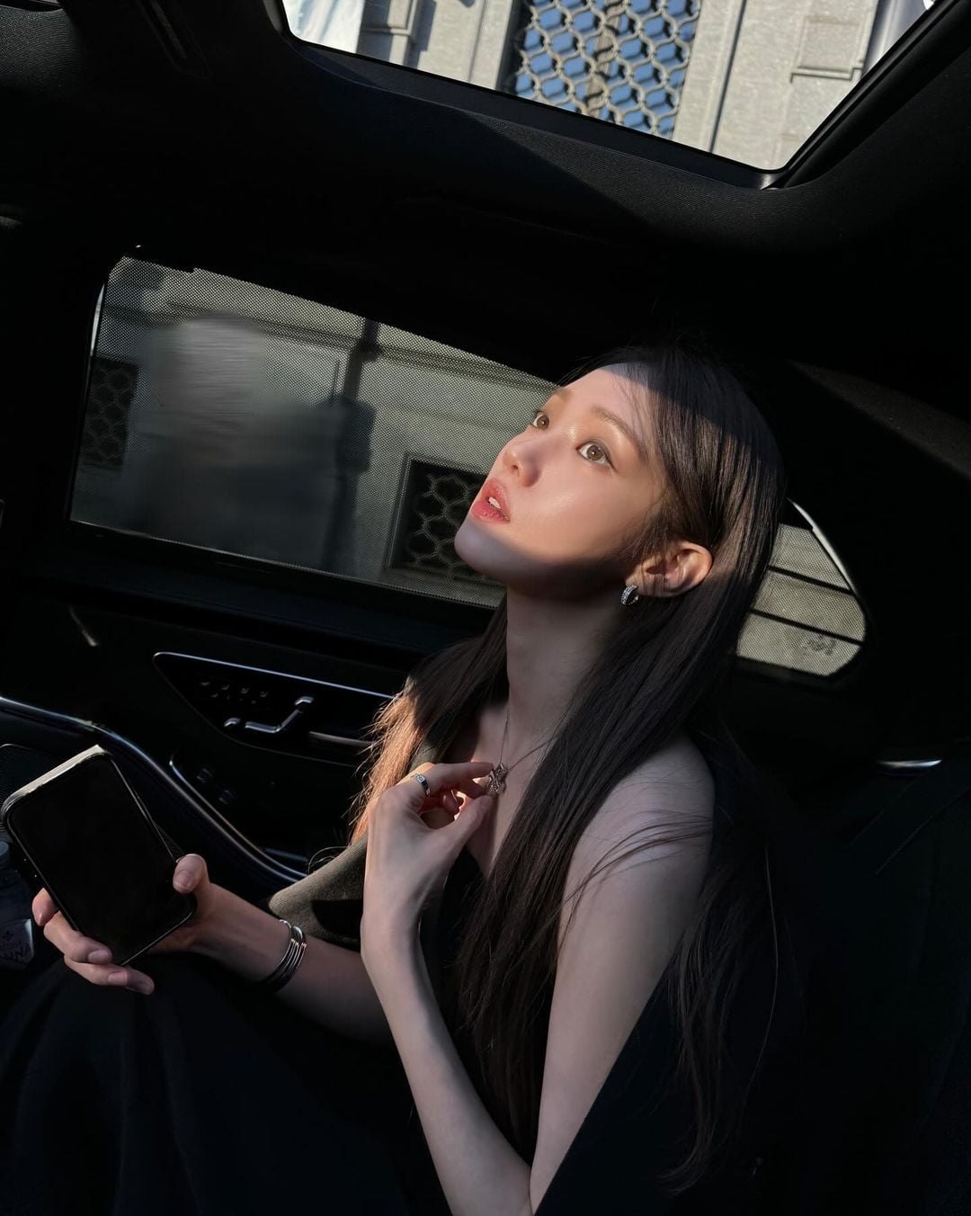 Lee Sung-kyung, did you choose a luxury foreign car? After going to Milan, she became prettier.
