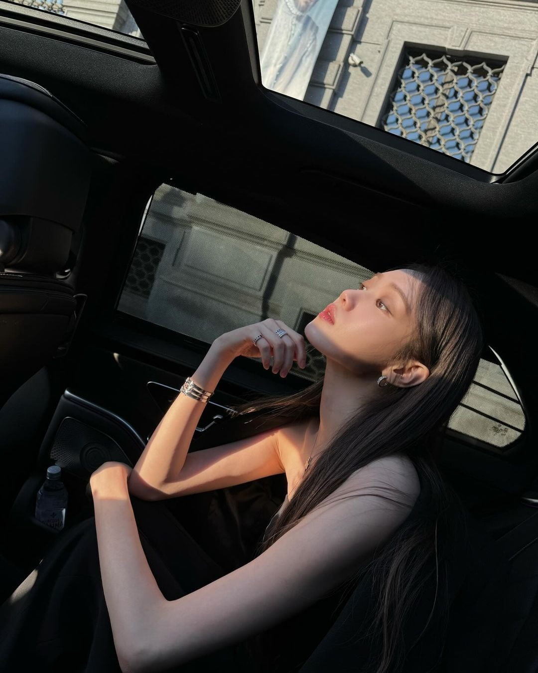 Lee Sung-kyung, did you choose a luxury foreign car? After going to Milan, she became prettier.