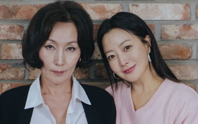 김희선, 시母 이혜영과 다정한 팔짱…15살 나이차 무색한 '우리, 집' 주역