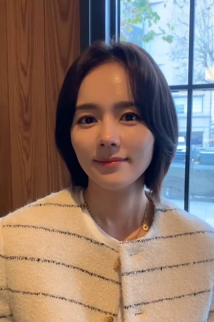 Han Ga-in receives silver button as English YouTuber