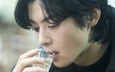 차은우, 공허한 눈빛으로 소주 한 잔('원더풀 월드')