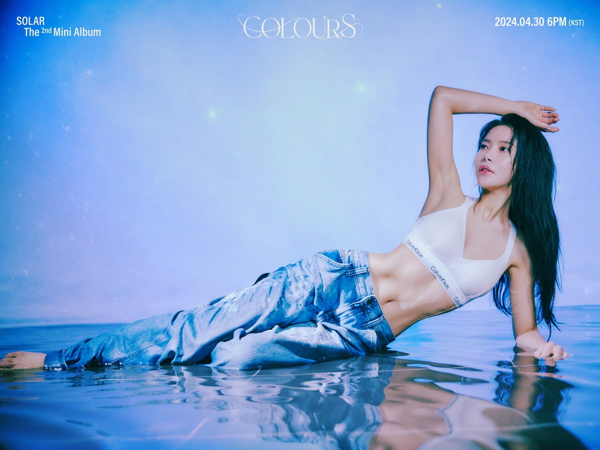 ‘Solo comeback’ Solar, eye-catching toned abs… Concept photo full of blue light