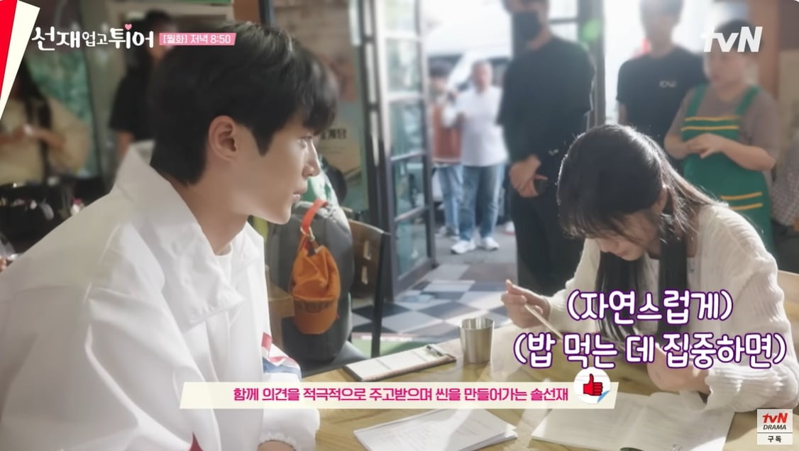 Byun Woo-seok, how sweet you are... Kim Hye-yoon’s stroking eyes are sweet