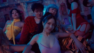 솔라 힙하다, 데뷔 첫 보깅 댄스 도전…'Colors' 퍼포먼스 비디오 티저
