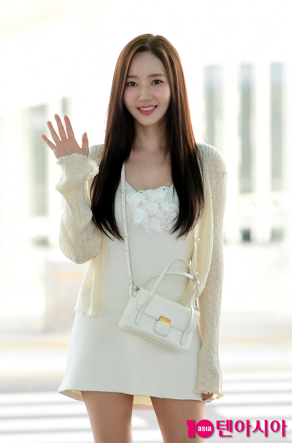 Park Min-young leaves the country with long hair fluttering...Pretty warning