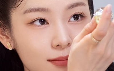 김연아, 리즈 또 경신…블랙 드레스의 반묶음 헤어 스타일로 우아함 자랑