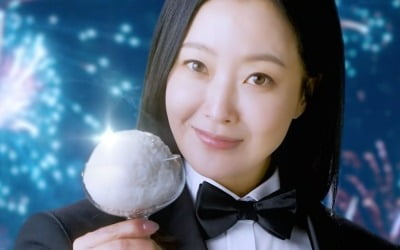 Hee-sun Kim makes an extraordinary transformation wearing a tuxedo
