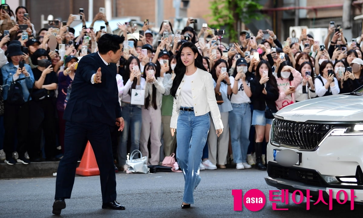 Kim Ji-won, the red sea of Yeouido who appeared at the end of the party... the pretty queen of tears 