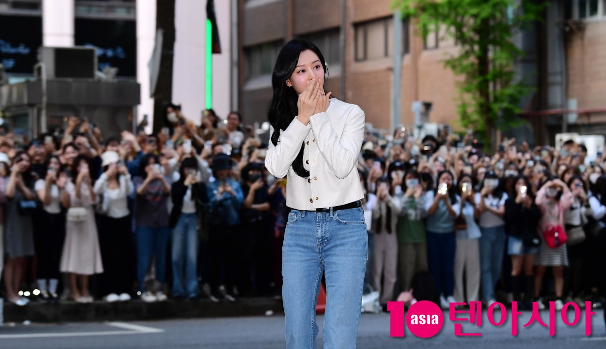 [TEN포토]김지원 '어마어마한 종방연에 놀람'(눈물의 여왕 종방연)