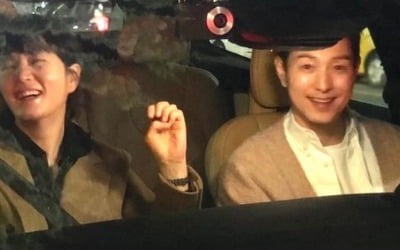 Kim Hye-soo and Jeong Seong-il take a sweet photo together