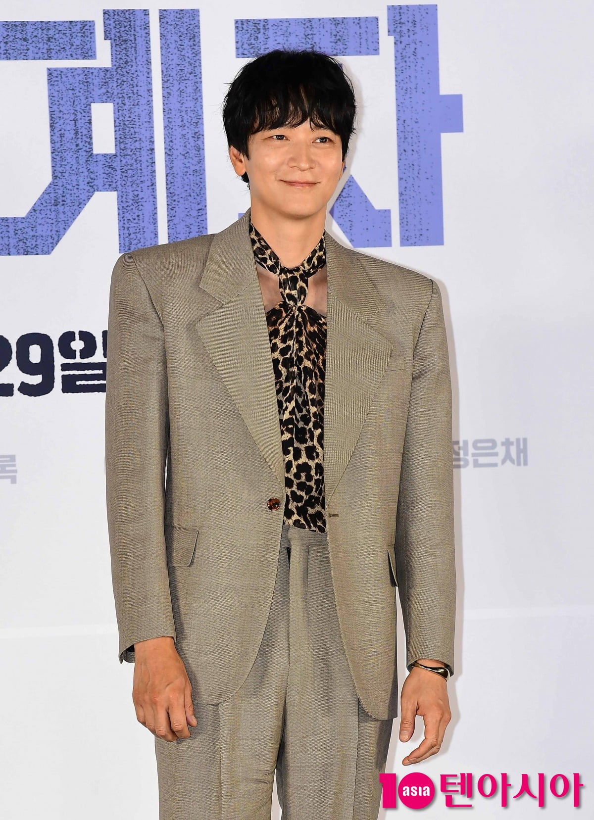 Kang Dong-won is confident that the movie 'The Plot' will be a box office hit.