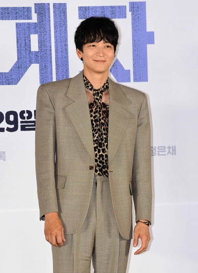 Kang Dong-won is confident that the movie 'The Plot' will be a box office hit.