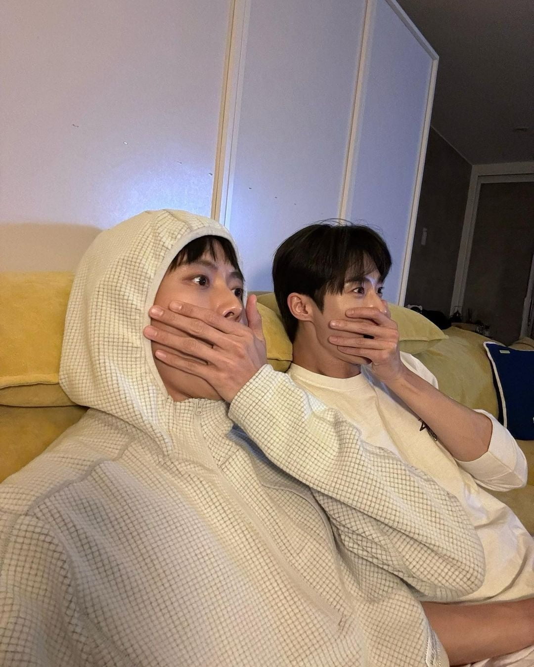 Byeon Woo-seok and Joo Woo-jae reveal a pose with their mouths covered