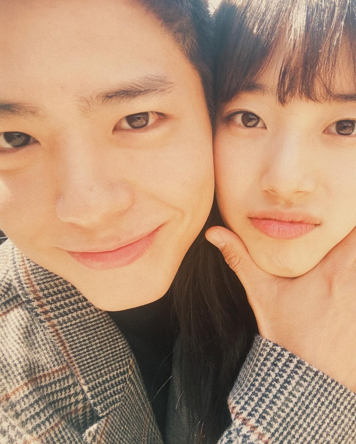Suzy reveals a close selfie with Park Bo-gum... A warm atmosphere like that of a lover