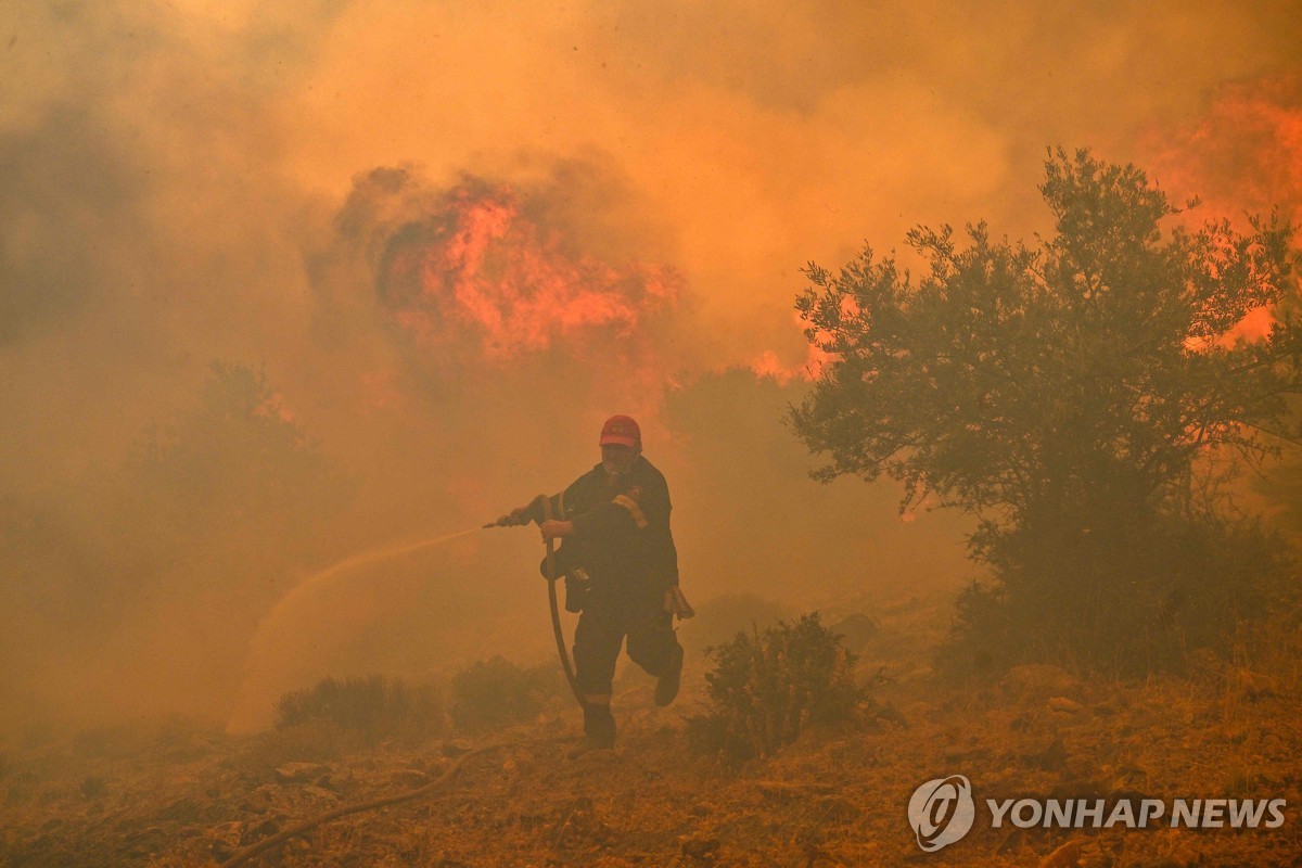 그리스 크레타섬에서 대형 산불…4개 마을 주민 대피령