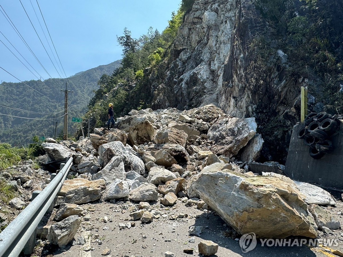 대만 강진에 한 터널에만 약 60명 고립…총 77명 건물 등에 갇혀