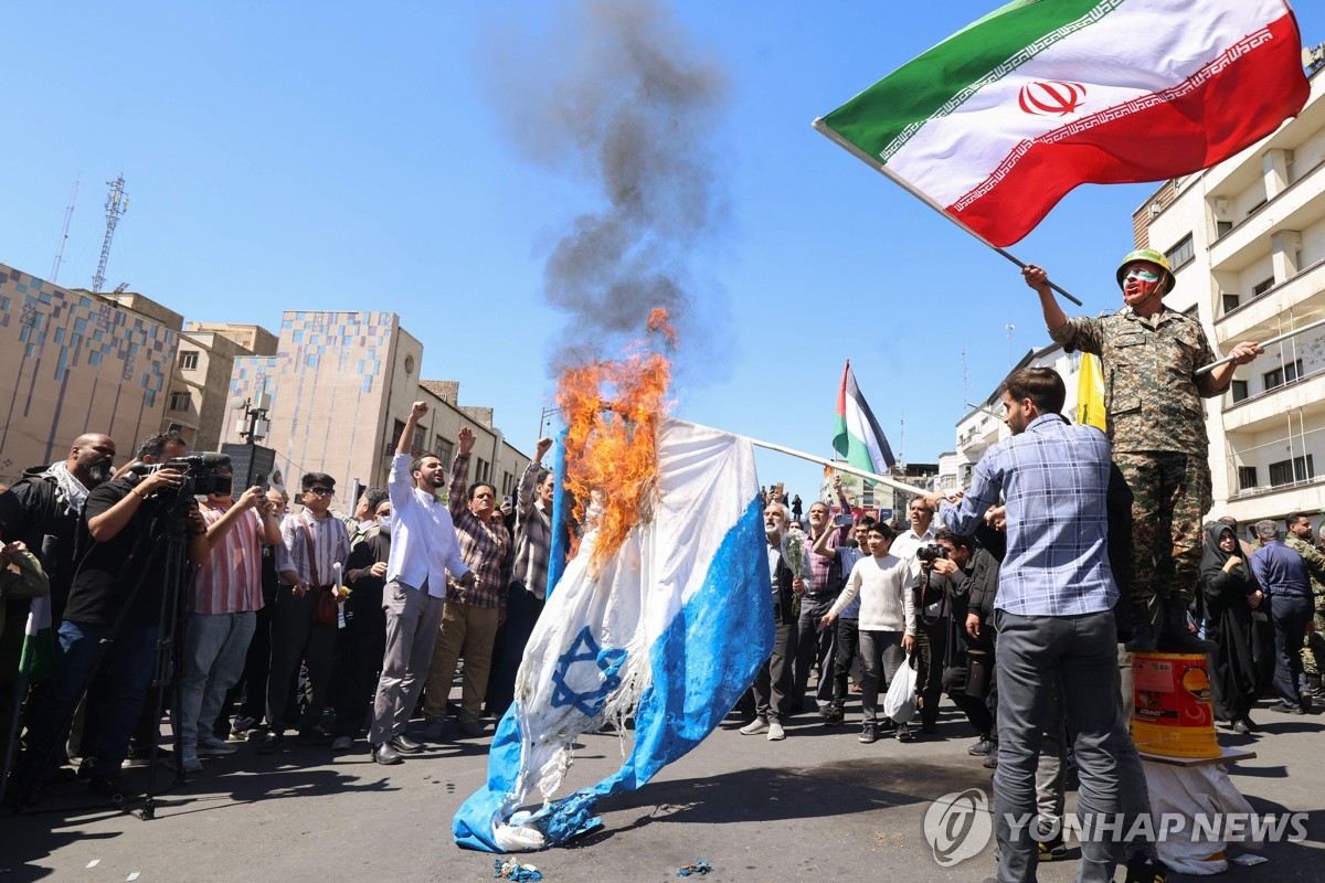 "가만있지 않겠다"…이란-이스라엘, 말로는 이미 '전쟁중'