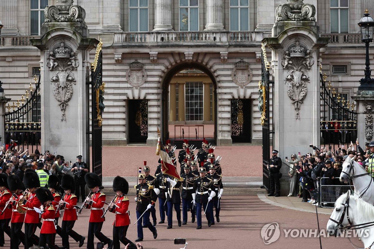 [월드&포토] 버킹엄궁 앞 프랑스군, 엘리제궁 앞 영국군