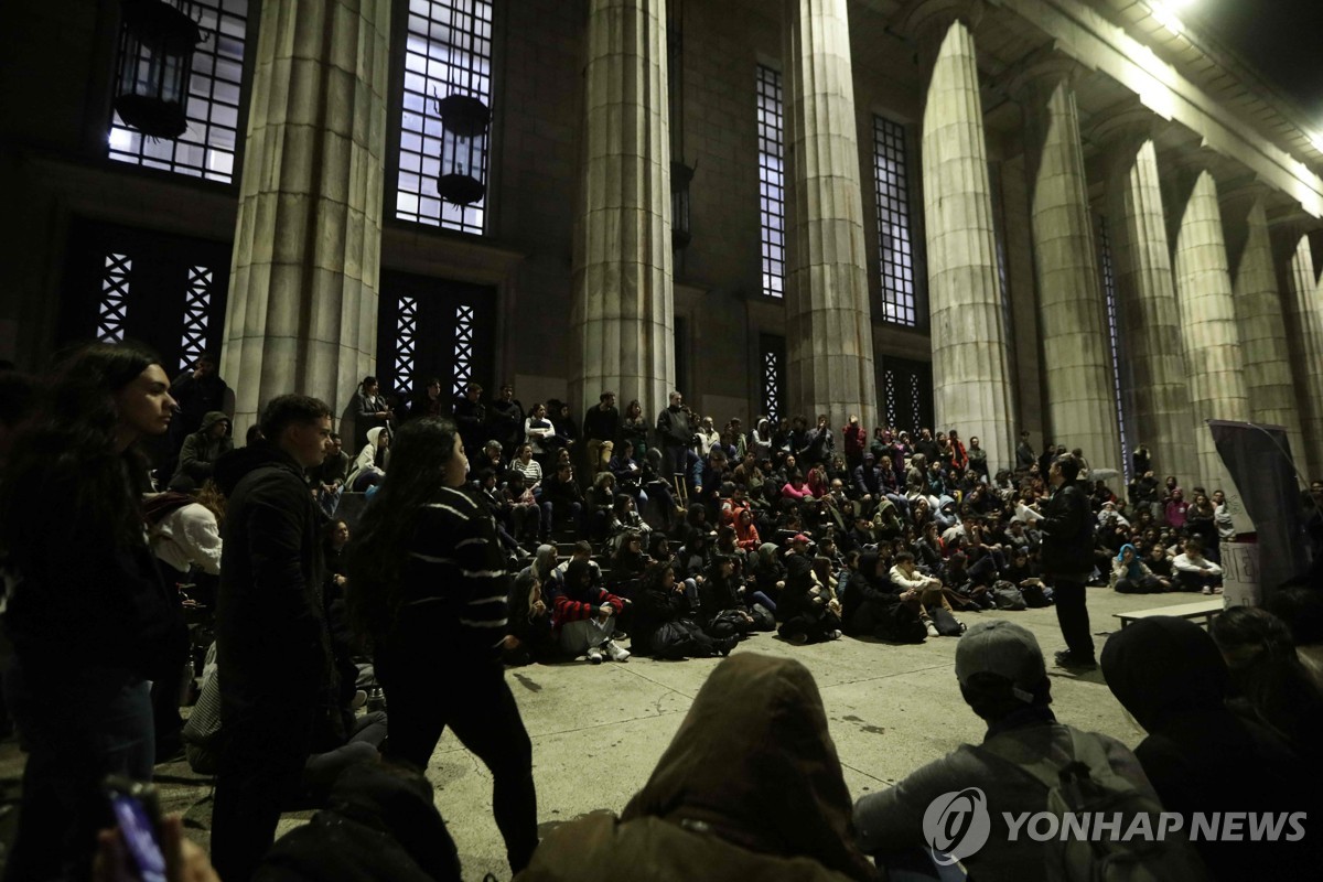 [월드＆포토] "전기세 낼 돈이 없다"…불 꺼진 '지성의 전당' 아르헨 국립대