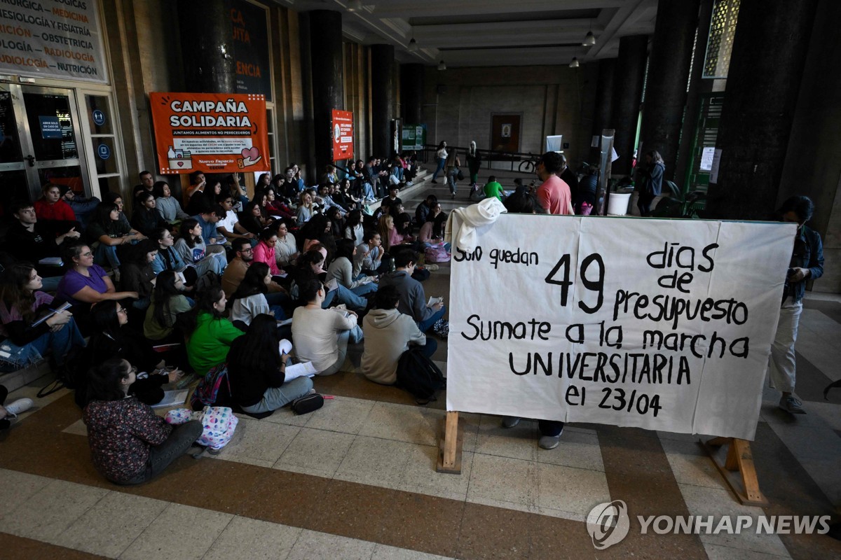 [월드＆포토] "전기세 낼 돈이 없다"…불 꺼진 '지성의 전당' 아르헨 국립대