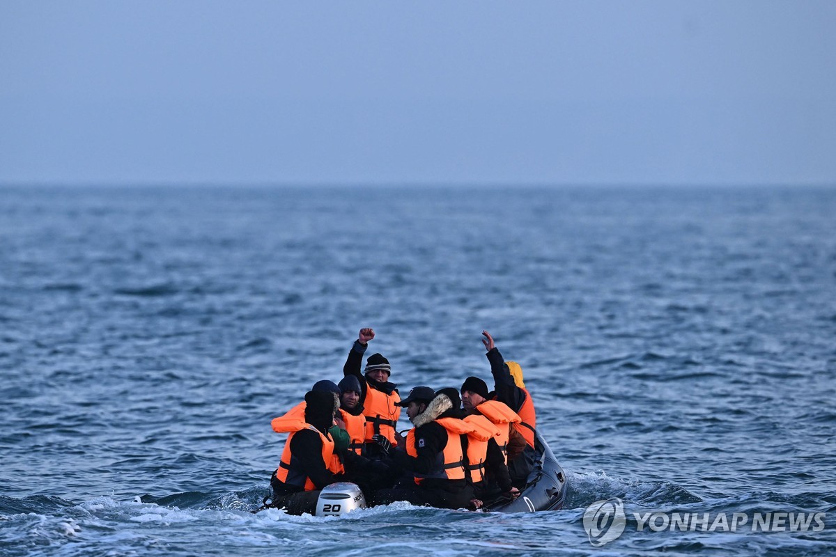 영국 총리 "난민 태운 르완다행 항공기 올봄엔 못 띄워"