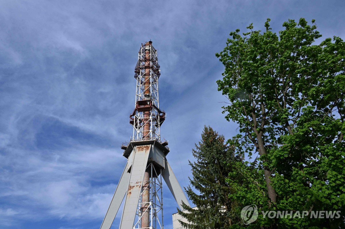 두동강 난 TV타워…러, 우크라 하르키우 공습 강화