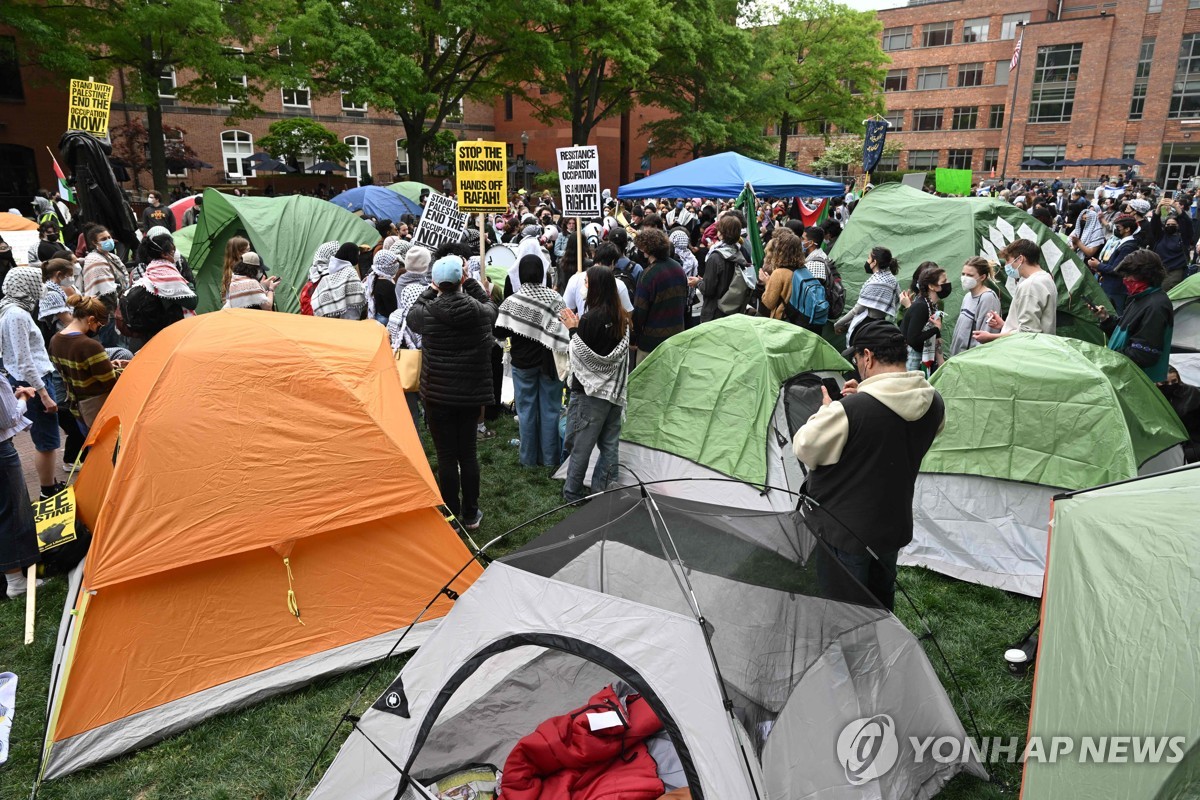 美대학 '親팔 시위대' 수백명 체포돼…일부 대학, 졸업행사 취소 (종합)