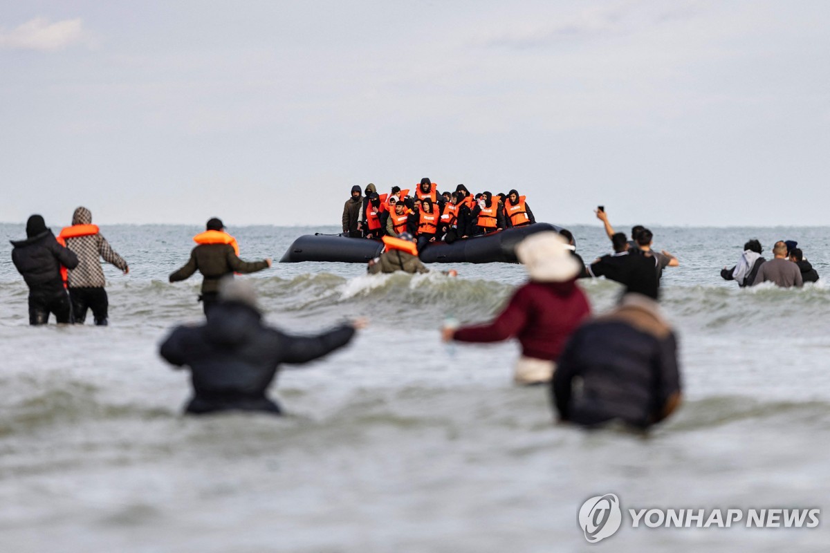 英 "EU서 온 난민 EU서 해결하라"…아일랜드와 난민 떠넘기기