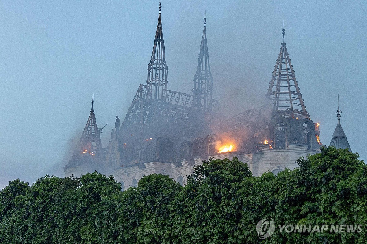 "러, 오데사에 집속탄"…우크라 '해리포터 성' 불길, 5명 사망