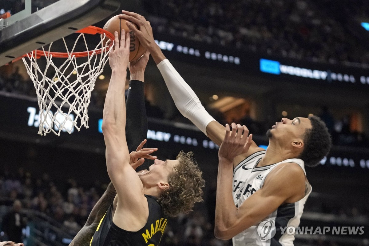 '3.6블록' 찍은 미래의 수비왕…NBA 신인류 웸반야마 첫 성적표