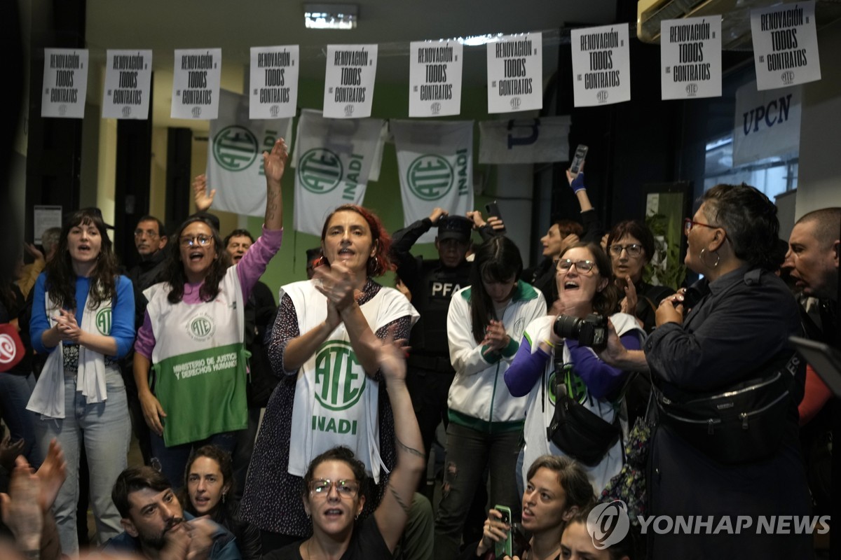 경제난 아르헨, 비정규 계약직 공무원만 1만5천명 해고해 논란