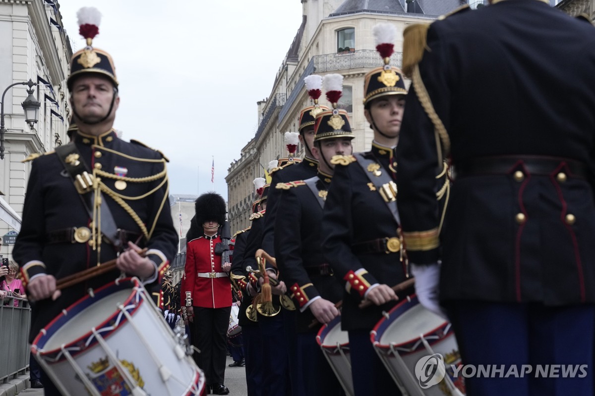 [월드&포토] 버킹엄궁 앞 프랑스군, 엘리제궁 앞 영국군